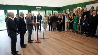 Rei Charles III se reúne com executivos de IA e pede restrições 'antes que seja tarde demais'