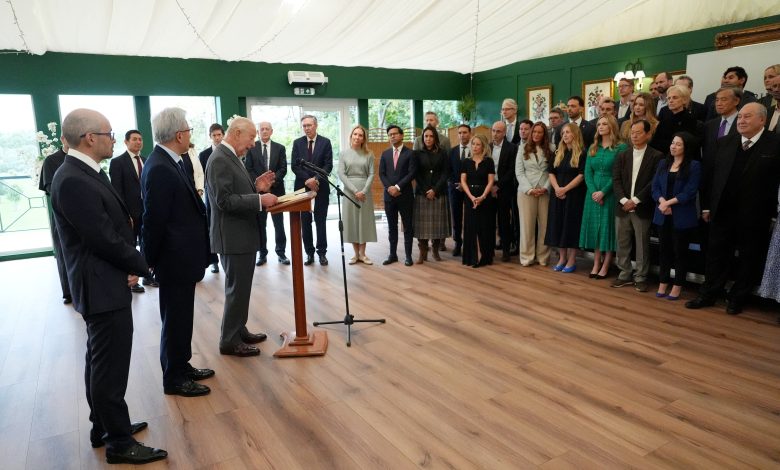 Rei Charles III se reúne com executivos de IA e pede restrições 'antes que seja tarde demais'