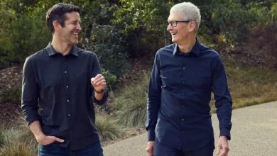 John Ternus (esq.) terá a missão de substituir Tim Cook no comando da Apple